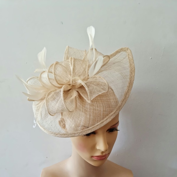 Bibis beige avec bandeau à fleurs et chapeau de mariage à clip, Royal Ascot Ladies Day