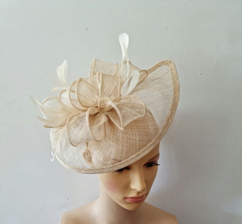 Bibis beige avec bandeau à fleurs et chapeau de mariage à clip, Royal Ascot Ladies Day image 1