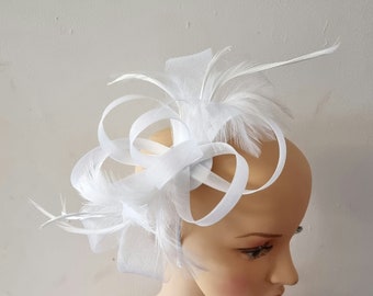 Weißer Fascinator mit Blumen Haarband und Clip Hochzeitshut, Royal Ascot Ladies Day