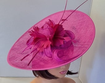 Nieuwe Fuschia roze kleur grote tovenaar met bloem hoofdband bruiloft hoed, Royal Ascot damesdag