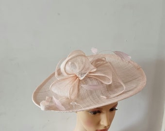 Hellrosa, hellrosa Farbe großer Fascinator mit Blumen-Stirnband-Hochzeits-Hut, Royal Ascot Damentag