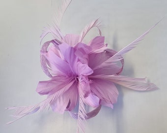 Nouveau fascinateur de petite taille de couleur violet clair avec clip pour le jour du mariage, la journée de la femme