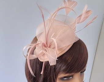 Staubige rosa Farbe Fascinator mit Blumen-Stirnband-Hochzeits-Hut, Royal Ascot Damentag kleine Größe