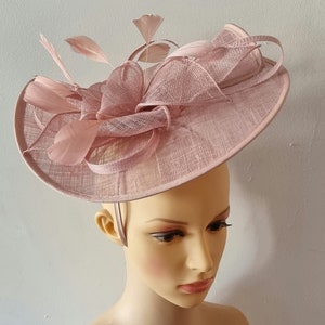 Fascinateur de couleur rose fard à joues avec bandeau à fleurs et chapeau de mariage à pince, Royal Ascot Ladies Day image 2