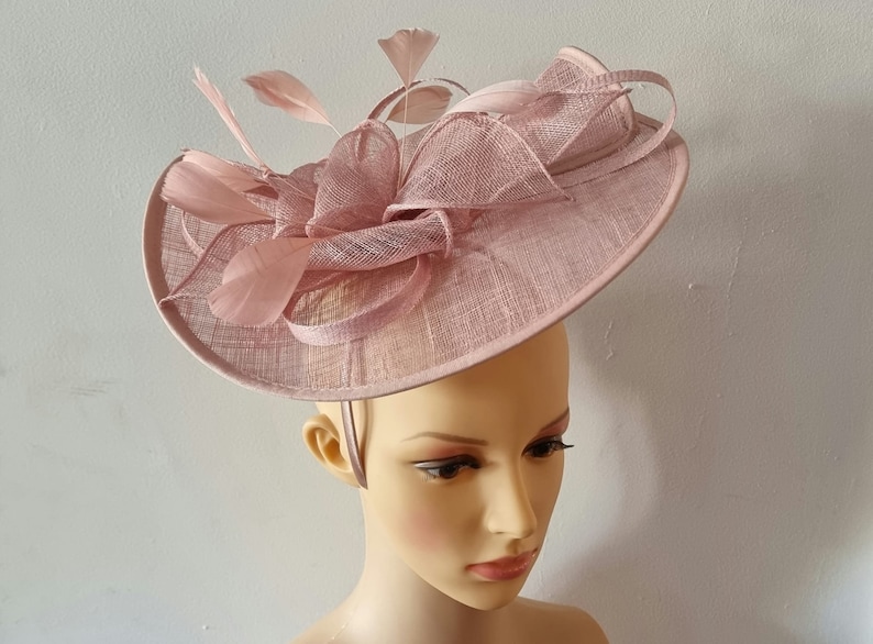 Fascinateur de couleur rose fard à joues avec bandeau à fleurs et chapeau de mariage à pince, Royal Ascot Ladies Day image 2
