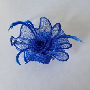 Nuevo tocado pequeño de color azul real con clip de flores para boda, Royal Ascot Ladies Day imagen 2