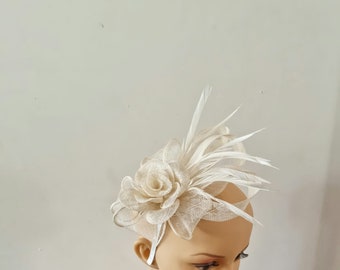 Bibis couleur crème et ivoire avec bandeau à fleurs et chapeau de mariage à clip, Royal Ascot Ladies Day