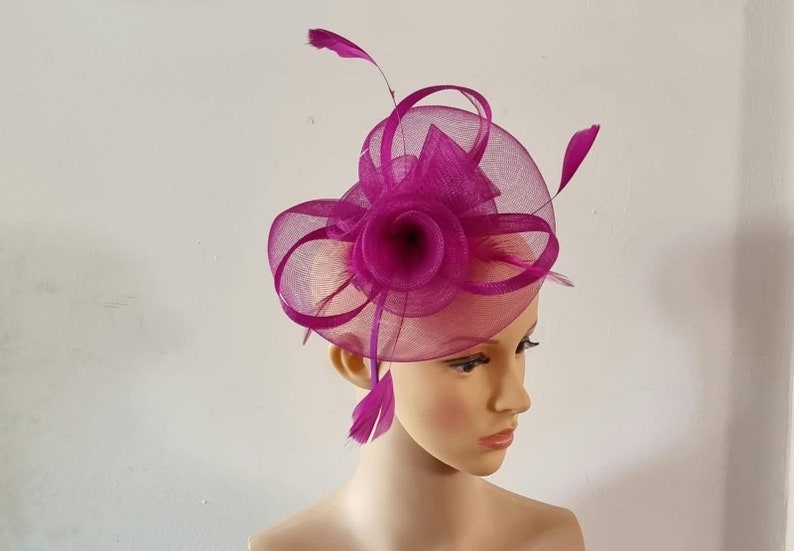 Tocado de color magenta con diadema de flores y sombrero de boda con clip, Royal Ascot Ladies Day imagen 2