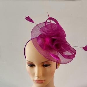 Tocado de color magenta con diadema de flores y sombrero de boda con clip, Royal Ascot Ladies Day imagen 4