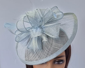 Babyblauw, lichtblauwe kleur tovenaar met bloem hoofdband bruiloft hoed, Royal Ascot damesdag