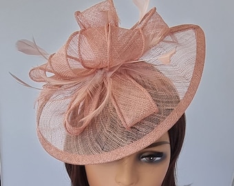 Stoffige roze kleur tovenaar met bloem hoofdband bruiloft hoed, Royal Ascot damesdag