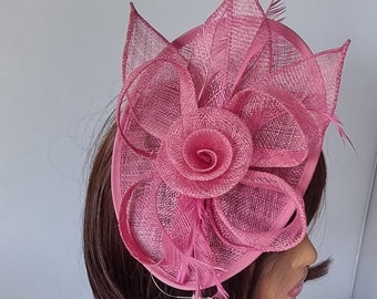 Nouveau fascinateur de couleur rose rose avec bandeau à fleurs et chapeau de mariage à clip, petite taille Royal Ascot Ladies Day