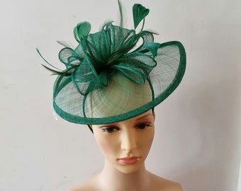 Jadegroen, donkergroen, groene kleur tovenaar met bloem hoofdband bruiloft hoed, Royal Ascot damesdag