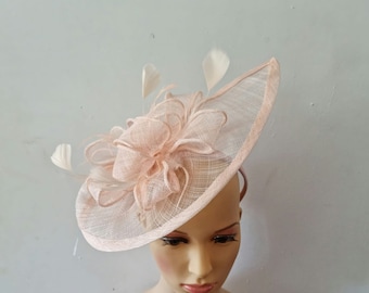 Fascinateur de couleur champagne avec chapeau de mariage bandeau à fleurs, Royal Ascot Ladies Day