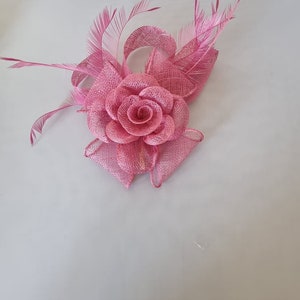Fascinator rose rose avec bandeau à fleurs et chapeau de mariage à pince, petite taille Royal Ascot Ladies Day image 5
