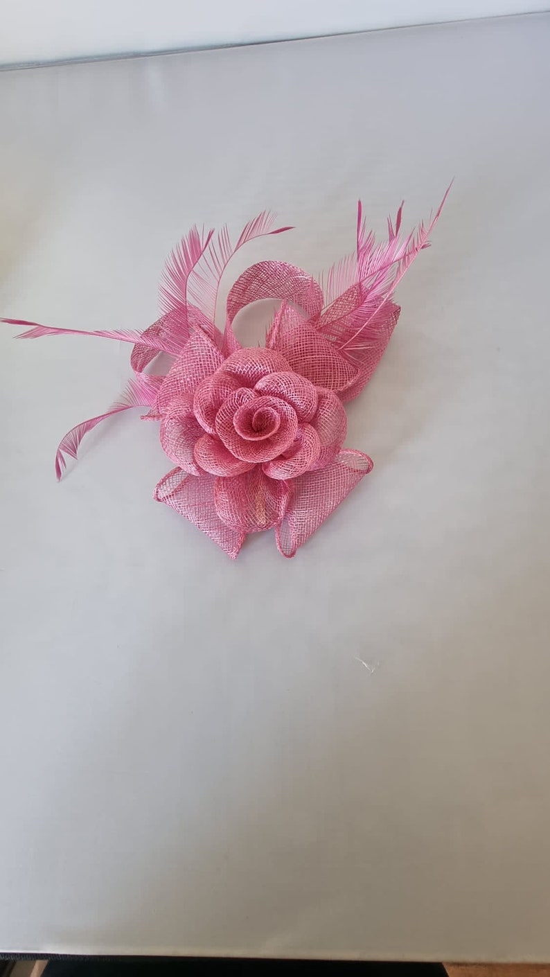 Fascinator rose rose avec bandeau à fleurs et chapeau de mariage à pince, petite taille Royal Ascot Ladies Day image 5