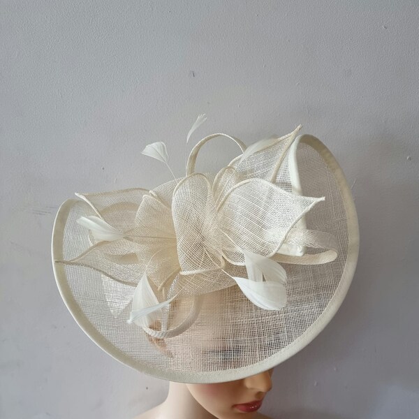 Bibis couleur crème et ivoire avec bandeau à fleurs et chapeau de mariage à clip, Royal Ascot Ladies Day