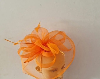 Fascinateur orange avec bandeau à fleurs et chapeau de mariage à clip, Royal Ascot Ladies Day