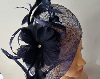 Fascinateur bleu marine avec bandeau de fleur et chapeau de mariage clip, Royal Ascot Ladies Day