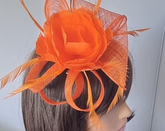 Fascinateur de couleur orange avec bandeau à fleurs et chapeau de mariage à clip, Royal Ascot Ladies Day