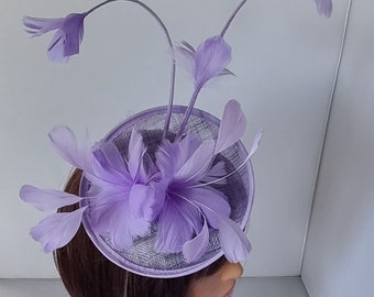 Nouveau fascinateur de couleur violet lilas, violet clair avec bandeau et chapeau de mariage à clip, Royal Ascot Ladies Day