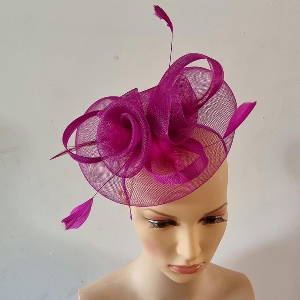 Bibis couleur magenta avec bandeau à fleurs et chapeau de mariage à clip, Royal Ascot Ladies Day