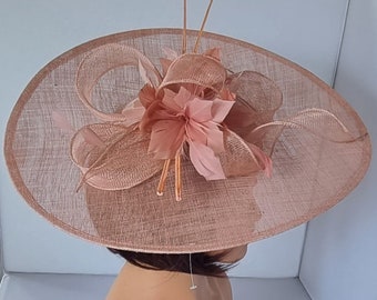 Rose poudré, grand fascinateur de couleur rose avec chapeau de mariage bandeau à fleurs, fête des femmes Royal Ascot
