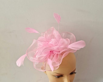 Babyroze, lichtroze, roze kleur satijnen tovenaar met bloem met hoofdband en clip bruiloft hoed, Royal Ascot Ladies Day