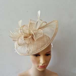 Bibis beige avec bandeau à fleurs et chapeau de mariage à clip, Royal Ascot Ladies Day image 2