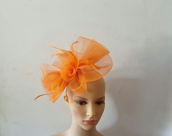 Oranje kleur tovenaar met bloem hoofdband en clip bruiloft hoed, Royal Ascot Ladies Day