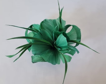 Nuovo fascinator di piccole dimensioni di colore verde foresta con clip per il giorno del matrimonio, la festa della donna