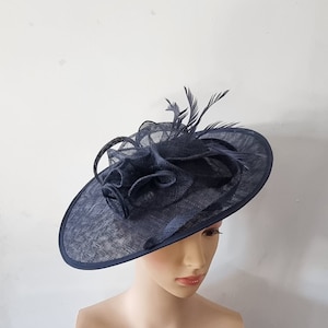 Marinblå stor fascinator med blommigt pannband och klämma, bröllopshatt, Royal Ascot Ladies Day