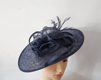 Grande fascinator di colore blu navy con fascia per fiori e cappello da sposa con clip, Royal Ascot Ladies Day