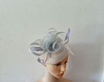 Fascinator grigio, grigio chiaro con fascia per la testa di fiori e cappello da sposa a clip, Royal Ascot Ladies Day
