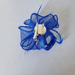Nuevo tocado pequeño de color azul real con clip de flores para boda, Royal Ascot Ladies Day imagen 3