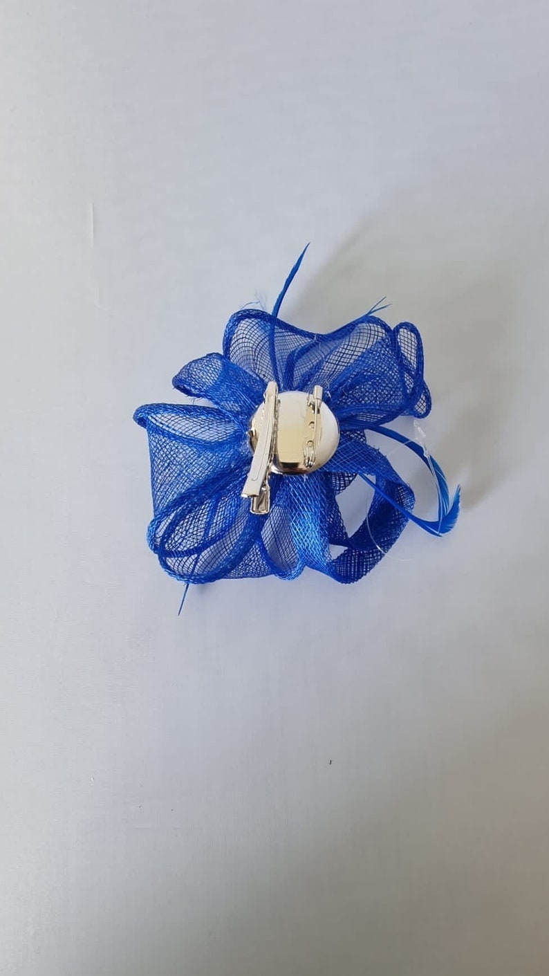Nuevo tocado pequeño de color azul real con clip de flores para boda, Royal Ascot Ladies Day imagen 3