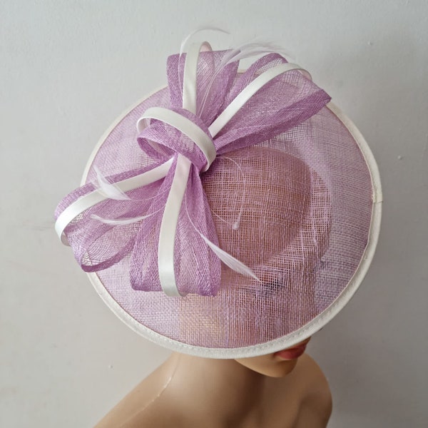 Lila lila und weiß runder Fascinator mit Blume und Schleier Stirnband und Clip Hochzeitshut, Royal Ascot Damentag