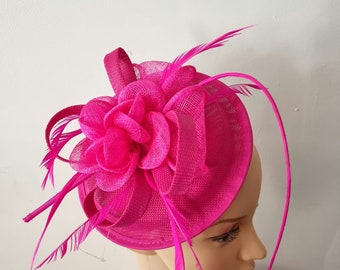 Fascinateur rond rose vif avec bandeau de fleur et voile et chapeau de mariage à clip, Royal Ascot Ladies Day