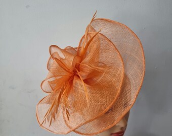 Oranje tovenaar met bloem hoofdband en clip bruiloft hoed, Royal Ascot Ladies Day