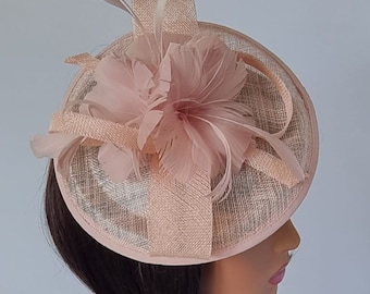 Tocado redondo de color rosa claro, rosa pálido con diadema de flores y sombrero de boda con clip, Royal Ascot Ladies Day