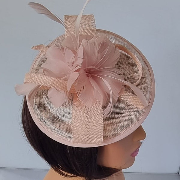 Fascinator rond de couleur rose pâle et rose pâle avec bandeau à fleurs et chapeau de mariage à clip, Royal Ascot Ladies Day