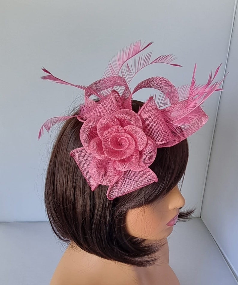 Fascinator rose rose avec bandeau à fleurs et chapeau de mariage à pince, petite taille Royal Ascot Ladies Day image 1
