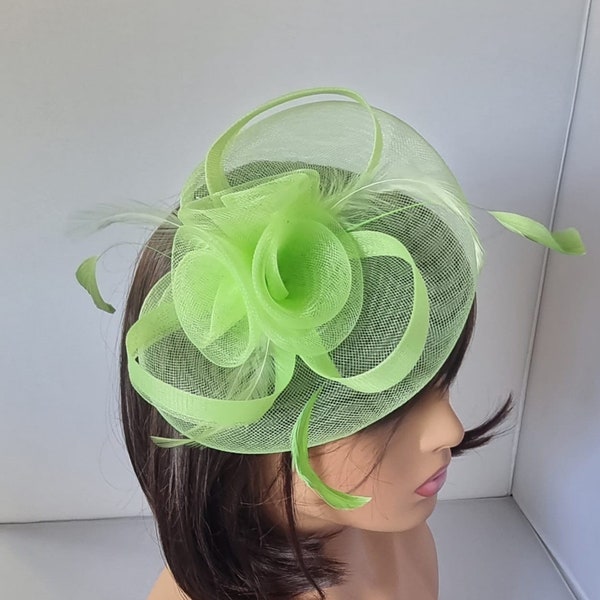 Bibi vert citron avec bandeau à fleurs et chapeau de mariage à clip, Royal Ascot Ladies Day