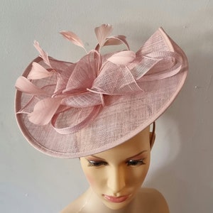 Fascinateur de couleur rose fard à joues avec bandeau à fleurs et chapeau de mariage à pince, Royal Ascot Ladies Day image 3