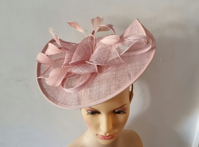 Fascinateur de couleur rose fard à joues avec bandeau à fleurs et chapeau de mariage à pince, Royal Ascot Ladies Day image 3
