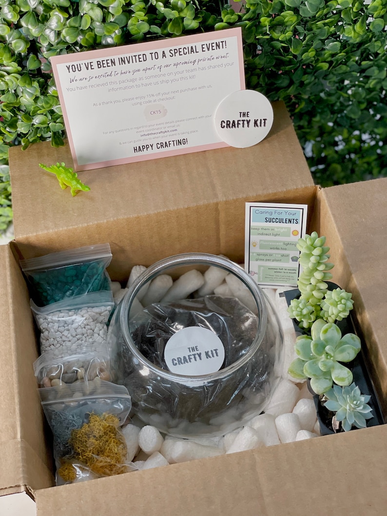 Pode incluir: Uma caixa de cart&atilde;o castanho cheia de suprimentos para um kit de terr&aacute;rio de suculentas. A caixa cont&eacute;m um globo de vidro transparente, terra, pedras, musgo e uma pequena planta suculenta. A caixa tamb&eacute;m inclui um cart&atilde;o com o texto "The Crafty Kit" e instru&ccedil;&otilde;es para cuidar da suculenta.
