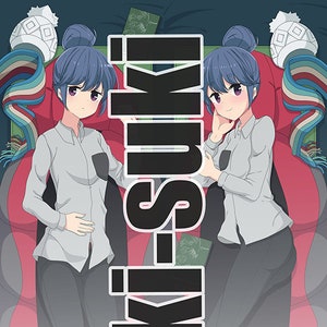 Peut inclure: Deux personnages d'anime aux cheveux bleus portent des chemises blanches et des pantalons noirs. Ils sont assis sur un canapé à motifs rouge et blanc. Le texte "Daki-Suki!" est écrit en lettres noires sur fond blanc.