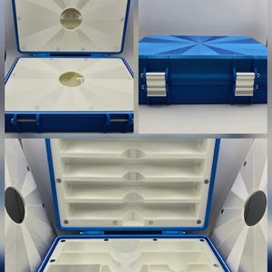 Pu&ograve; includere: Valigetta blu e bianca con un design geometrico sul coperchio. La valigetta ha un telaio blu e un interno bianco con pi&ugrave; scomparti e ripiani. La valigetta &egrave; aperta in alcune immagini, rivelando l'organizzazione interna.