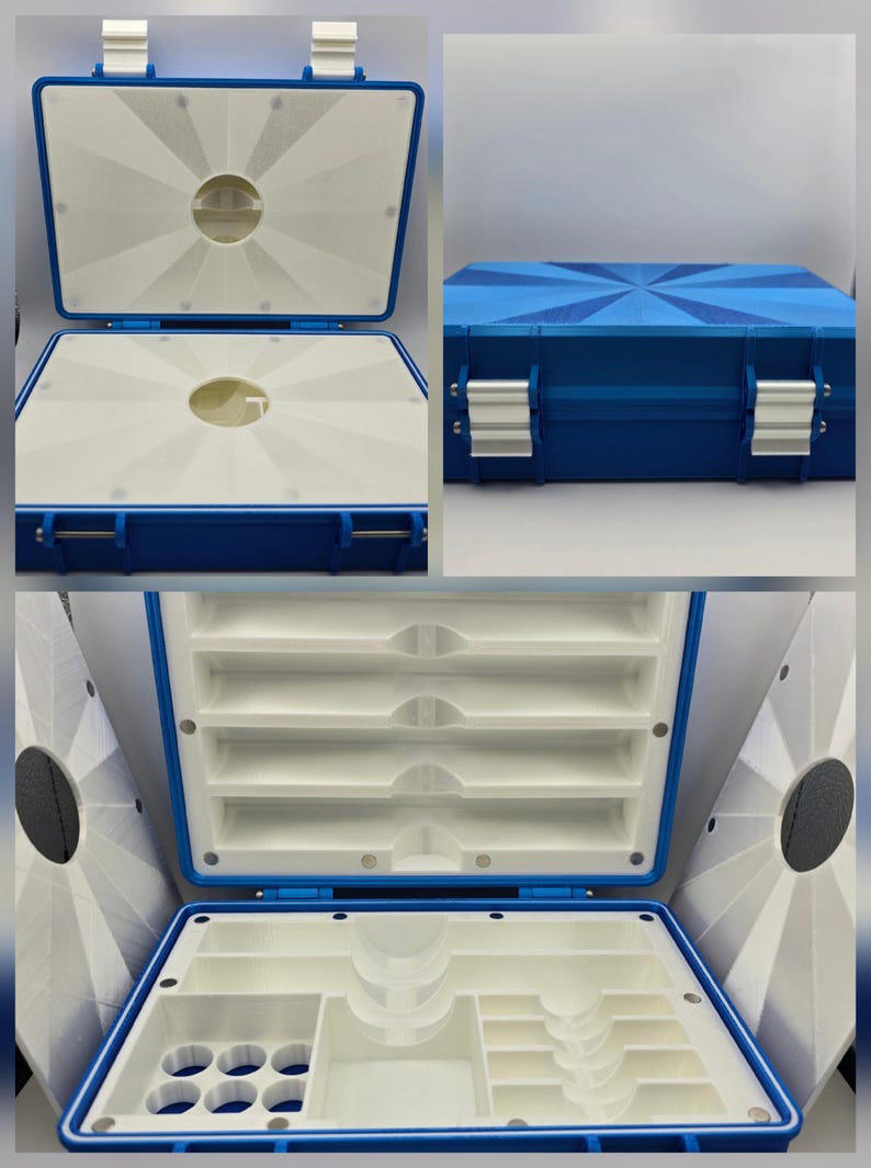 Pu&ograve; includere: Valigetta blu e bianca con un design geometrico sul coperchio. La valigetta ha un telaio blu e un interno bianco con pi&ugrave; scomparti e ripiani. La valigetta &egrave; aperta in alcune immagini, rivelando l'organizzazione interna.