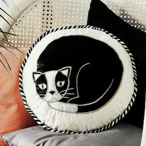 Vintage quilt cat pillow pattern Cat cushion sewing pattern PDF